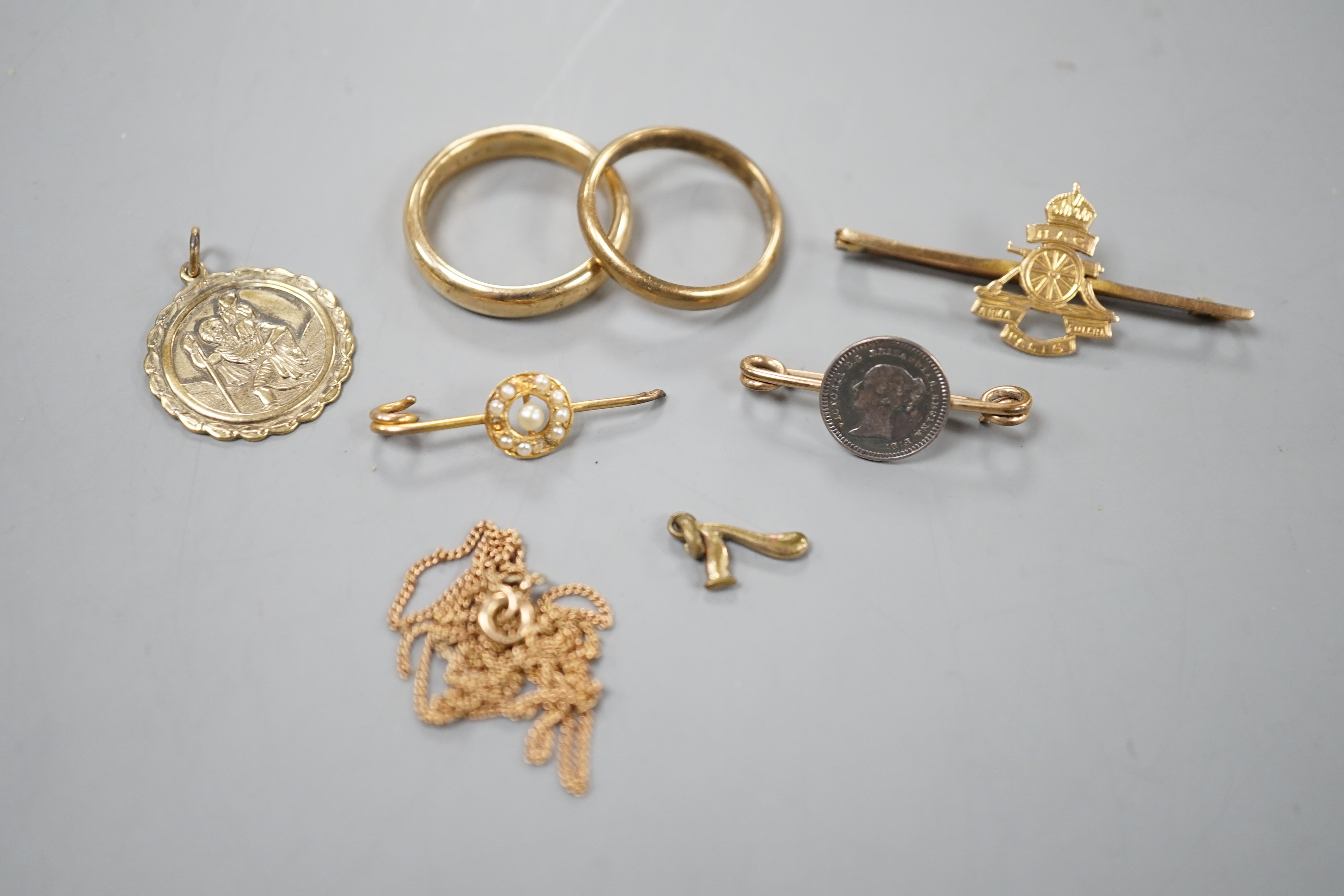 Two 9ct gold wedding bands, a 9ct St. Christopher pendant, a 9ct Royal Artillery sweethearts brooch, gross 13.3 grams and two other brooches, one a.f.